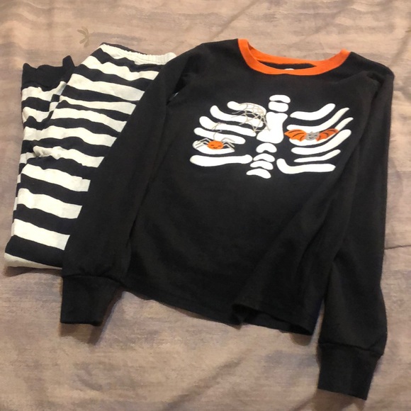 Boys size 14 Halloween pajama set from Gymboree, barely worn in great condition. - Picture 3 of 6